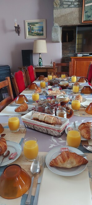 Dining - Guest Room "Chambre 4" with Shared Garden and Wi-Fi (Courtils)