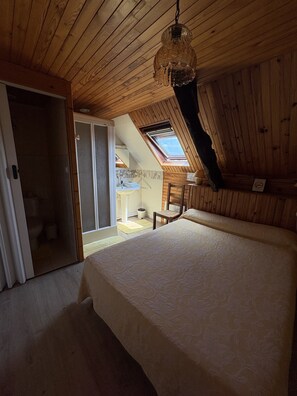 Room - Guest Room "Chambre 4" with Shared Garden and Wi-Fi (Courtils)