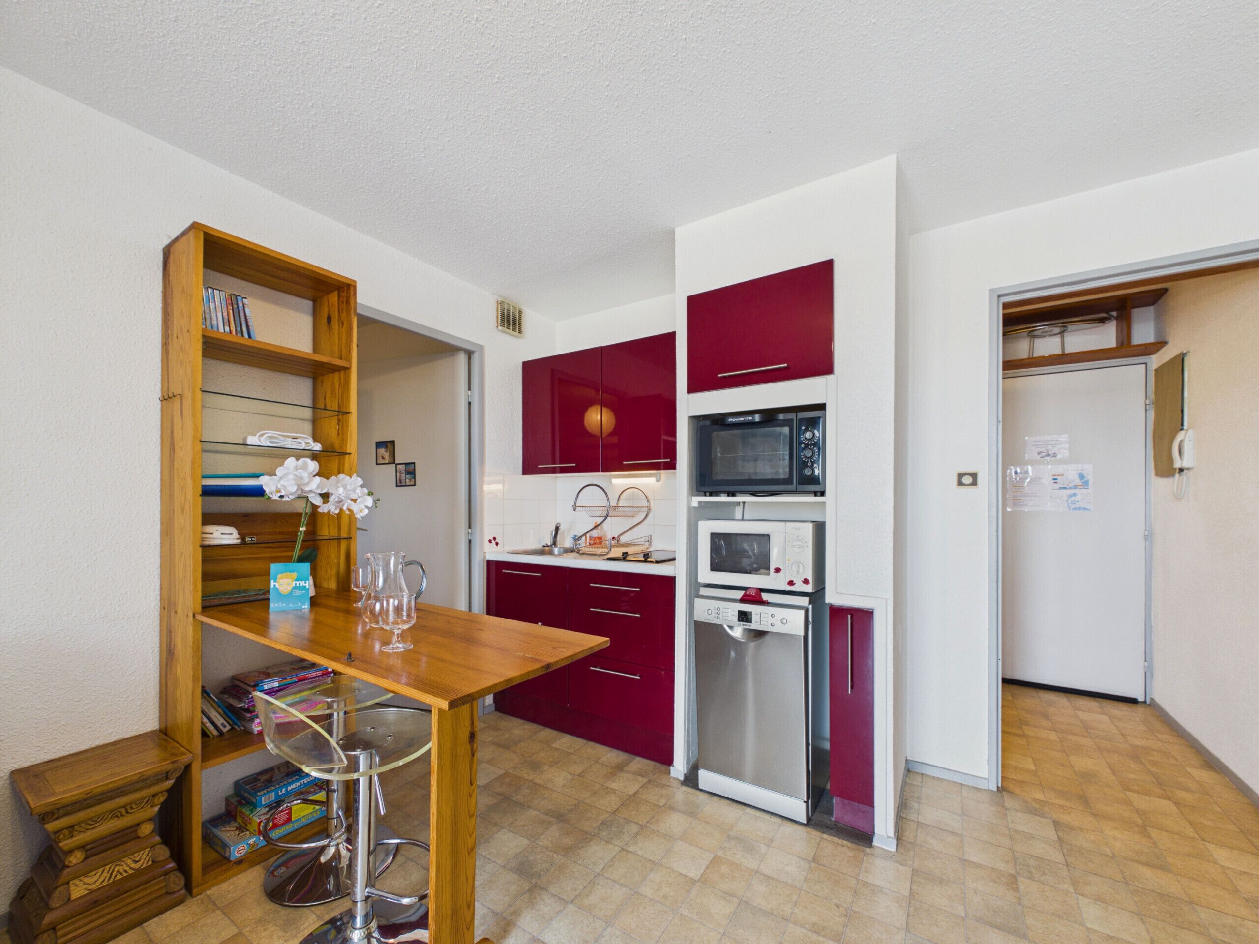 Wasserkocher mit Kaffee-/Teezubehör, Kühlschrank, Mikrowelle, Ofen