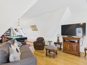 A loft-style living room with a pool table, a sofa, a television, and a wooden cabinet. - House for 8 p, 400m from the beach, Kerlouan (Kerlouan)