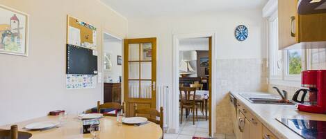 Coffee/tea maker, fridge, microwave, oven