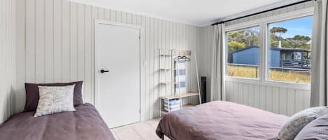 Tabla de planchar con plancha, wifi y ropa de cama