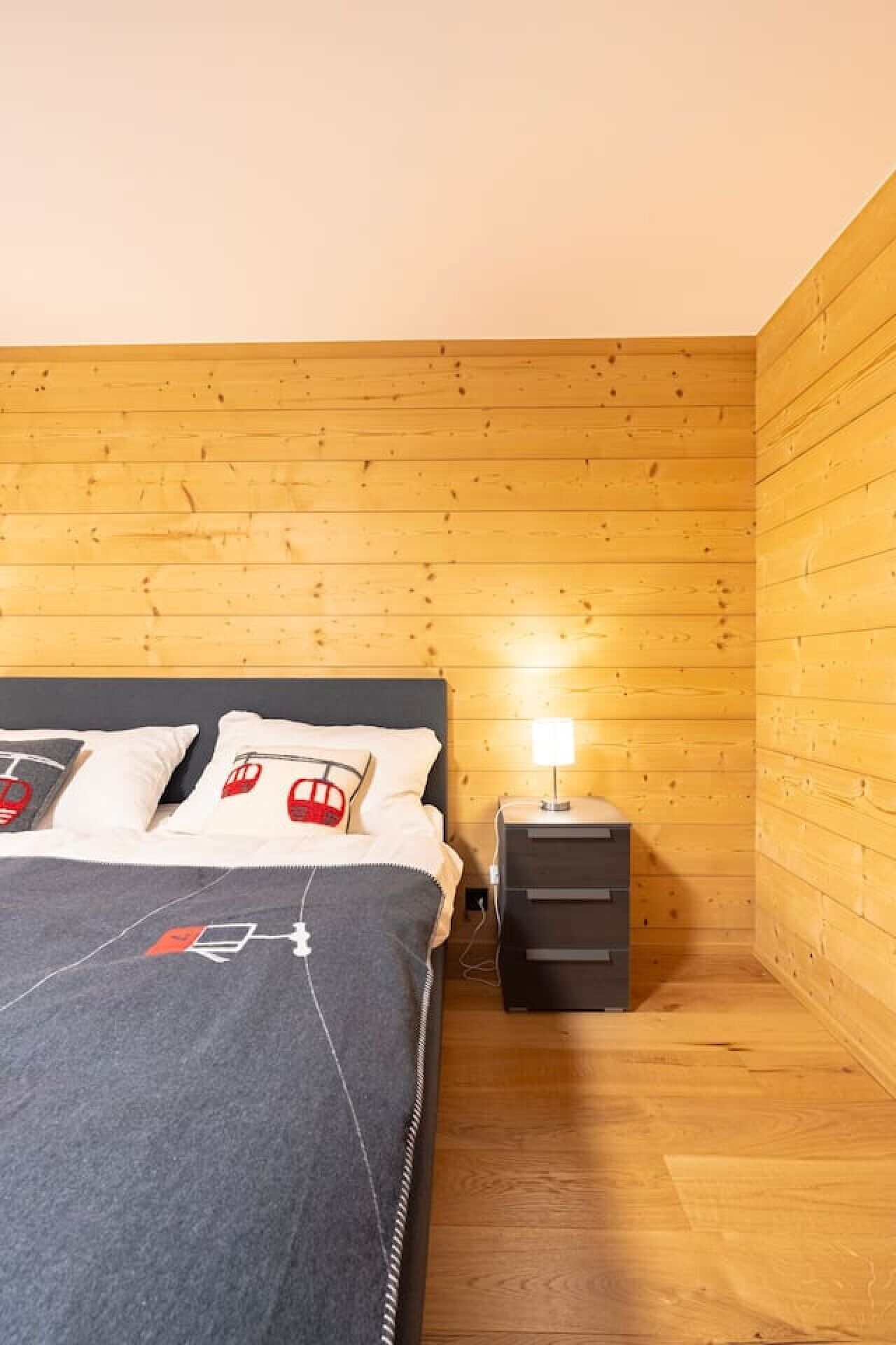 WiFi, bed sheets