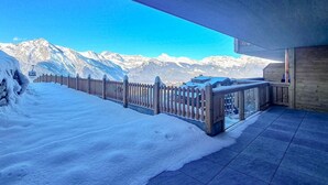 A snow-covered balcony with a view of mountains. - Ski-in/Ski-out • Mountain View • Spa & Sauna (Nendaz)