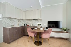 Dining - Luxury Studio with a Balcony | Air Conditioning | Rooftop Terrace (Ciechocinek)