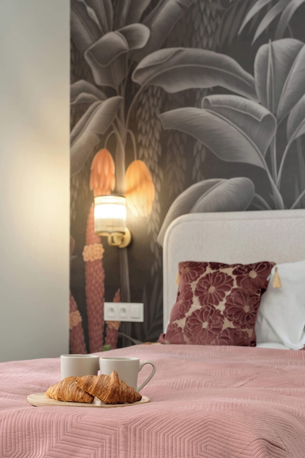 Iron/ironing board, travel cot, WiFi, bed sheets