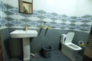 Shower, towels, soap, toilet paper - Virat Shree Palace (Vrindavan)