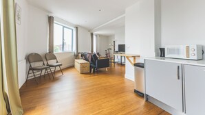 Ein modernes Apartment mit Küche, Essbereich und Wohnzimmer.
