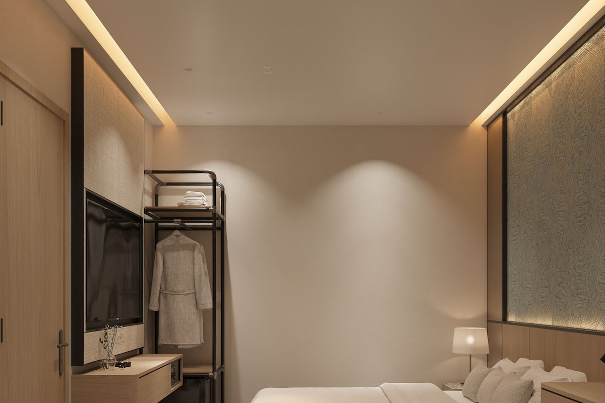 Minibar, brankas, tirai kedap cahaya, dan setrika/meja setrika