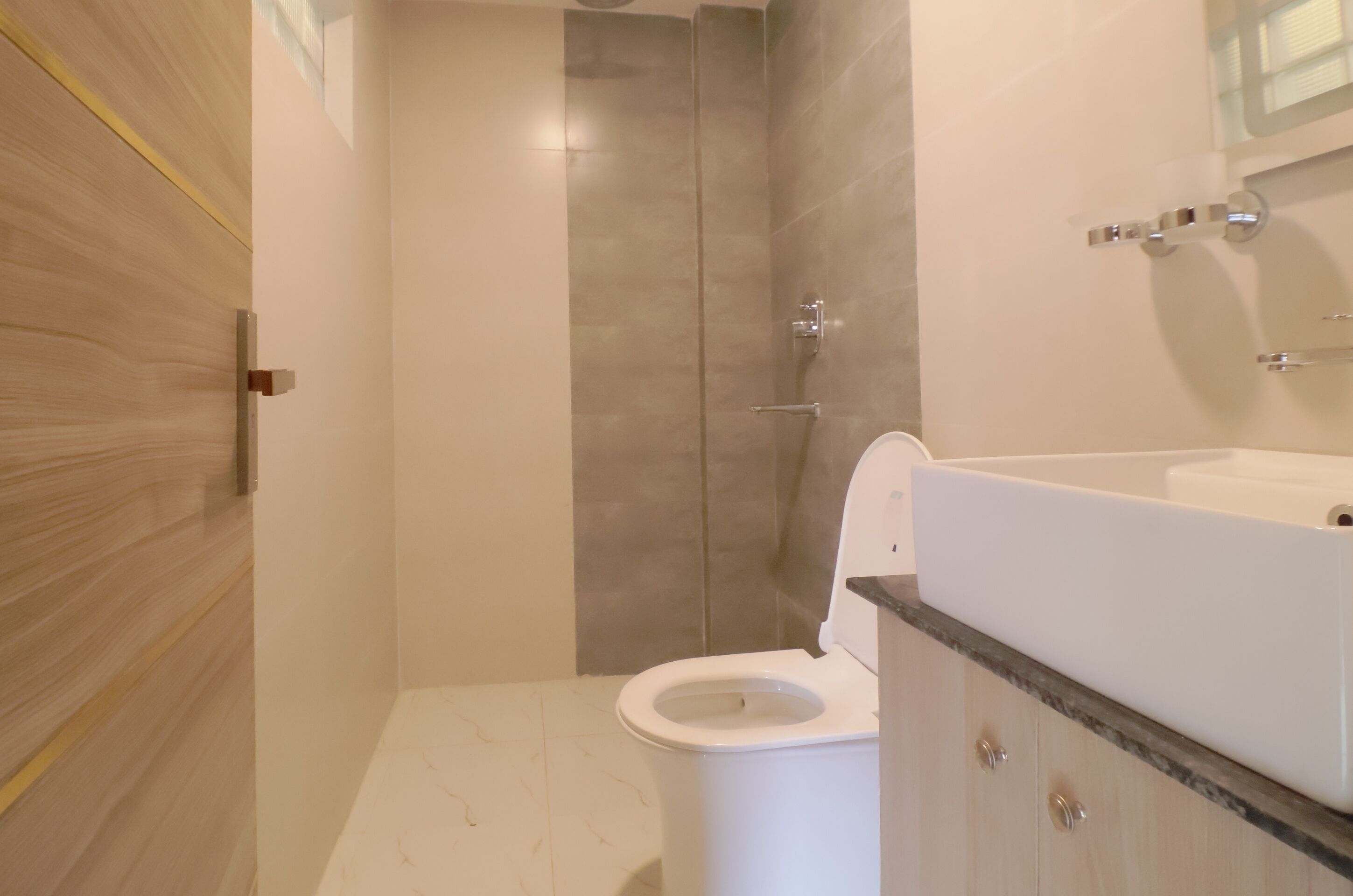Une salle de bain avec des toilettes, une douche et un lavabo.