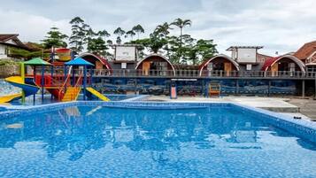2 outdoor pools