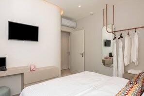 8 bedrooms, in-room safe, desk, iron/ironing board