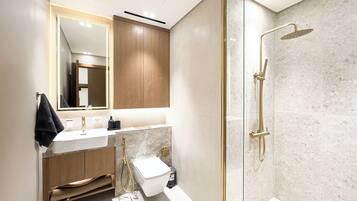 Shower, pengering rambut, handuk, dan sampo