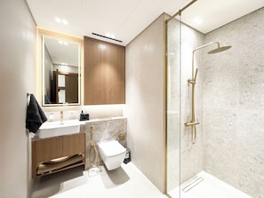 Shower, hair dryer, towels, shampoo - Modern Studio with Private Jacuzzi (Dubai)