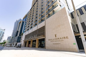 Exterior - Modern Studio with Private Jacuzzi (Dubai)
