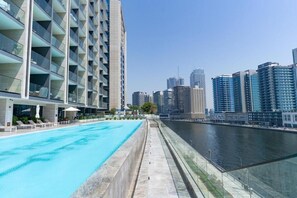 Piscine extérieure, accès possible de 9 h à 21 h, chaises longues