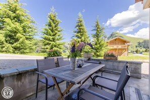 Outdoor dining - “Rose De Noël” Apartment with Private Terrace and Wi-Fi (Taninges)