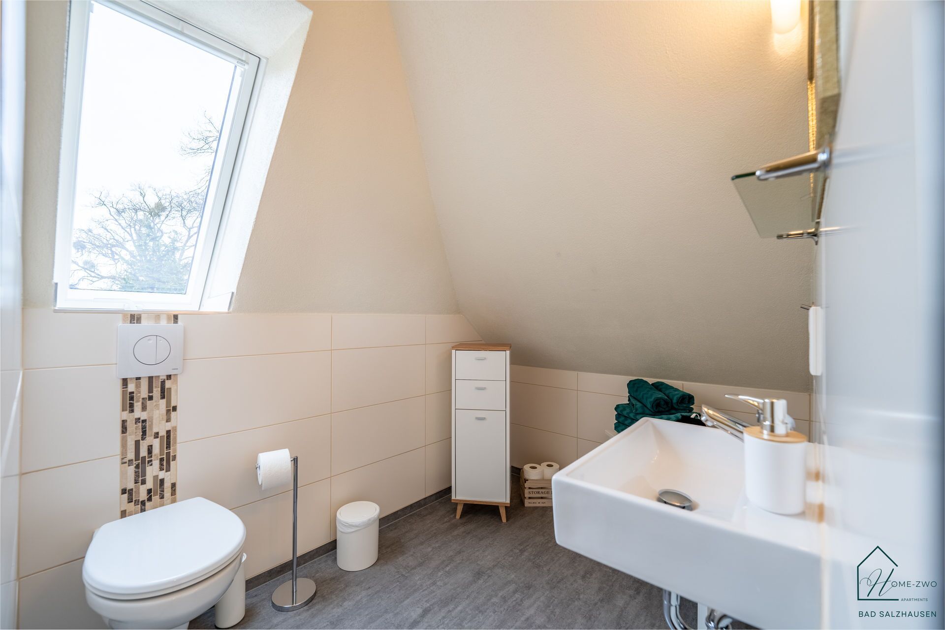 Haartrockner, Handtücher, Seife, Toilettenpapier
