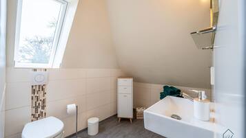 Haartrockner, Handtücher, Seife, Toilettenpapier