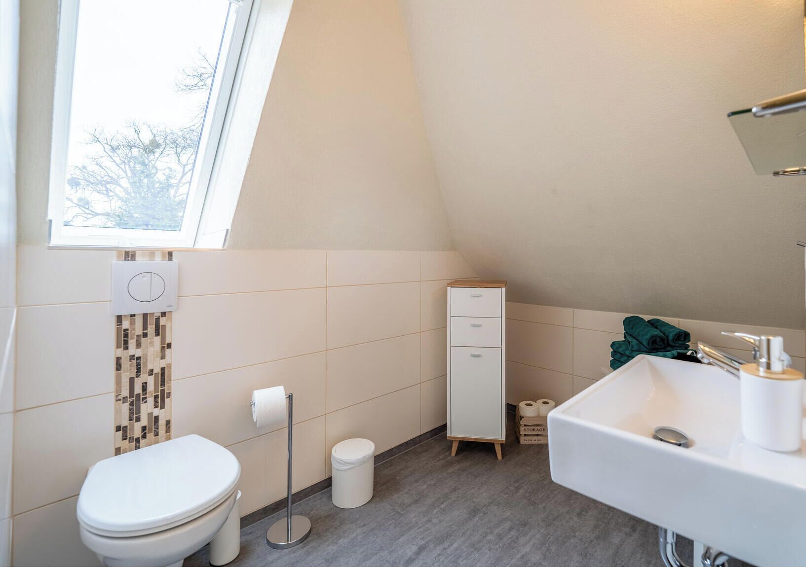 Haartrockner, Handtücher, Seife, Toilettenpapier