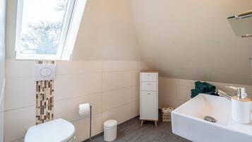 Haartrockner, Handtücher, Seife, Toilettenpapier