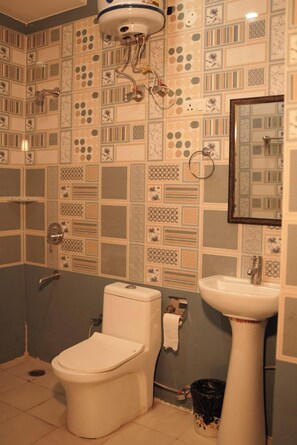 Kamar Double Deluks, pemandangan kota | Kamar mandi | Shower, perlengkapan mandi gratis,  dan handuk