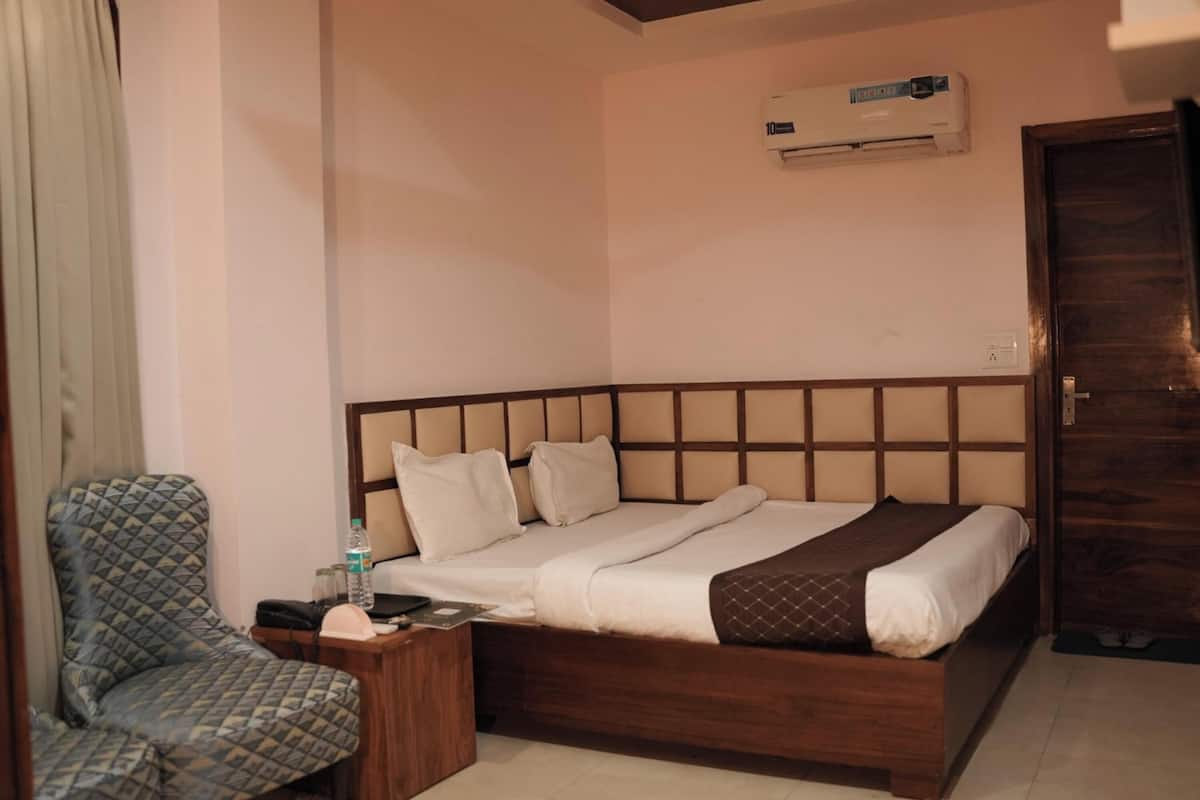 Quarto casal luxo, vista para a cidade | Escrivaninha, Wi-Fi de cortesia
