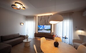 Departamento, 2 habitaciones | Área de sala de estar | Smart TV de 65 pulgadas con canales por cable y Netflix