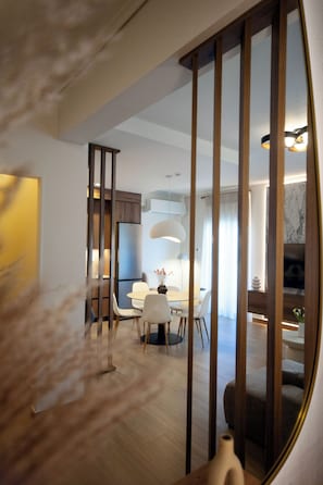Departamento, 2 habitaciones | Área de sala de estar | Smart TV de 65 pulgadas con canales por cable y Netflix