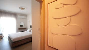 Apartment, 2 Bedrooms | Soundproofing, iron/ironing board, travel crib, WiFi (free)