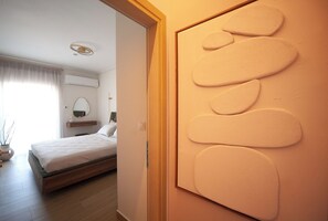 Departamento, 2 habitaciones | Insonorización, tabla de planchar con plancha y cuna de viaje