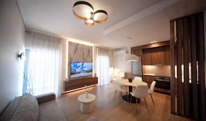 Departamento, 2 habitaciones | Área de sala de estar | Smart TV de 65 pulgadas con canales por cable y Netflix