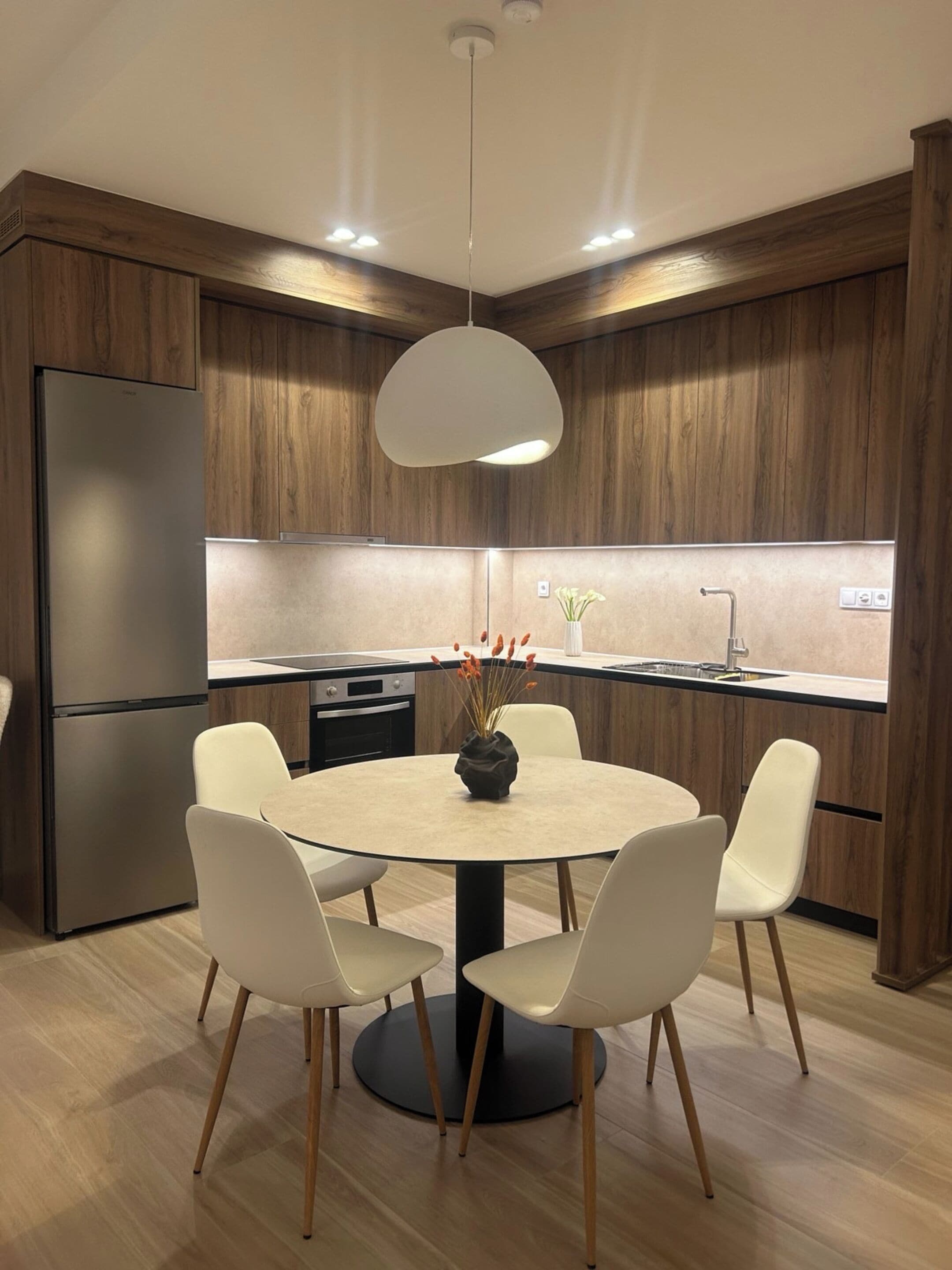Departamento, 2 habitaciones | Cocina privada | Tostadora, artículos de limpieza ecológicos, toallas de papel y comedor 