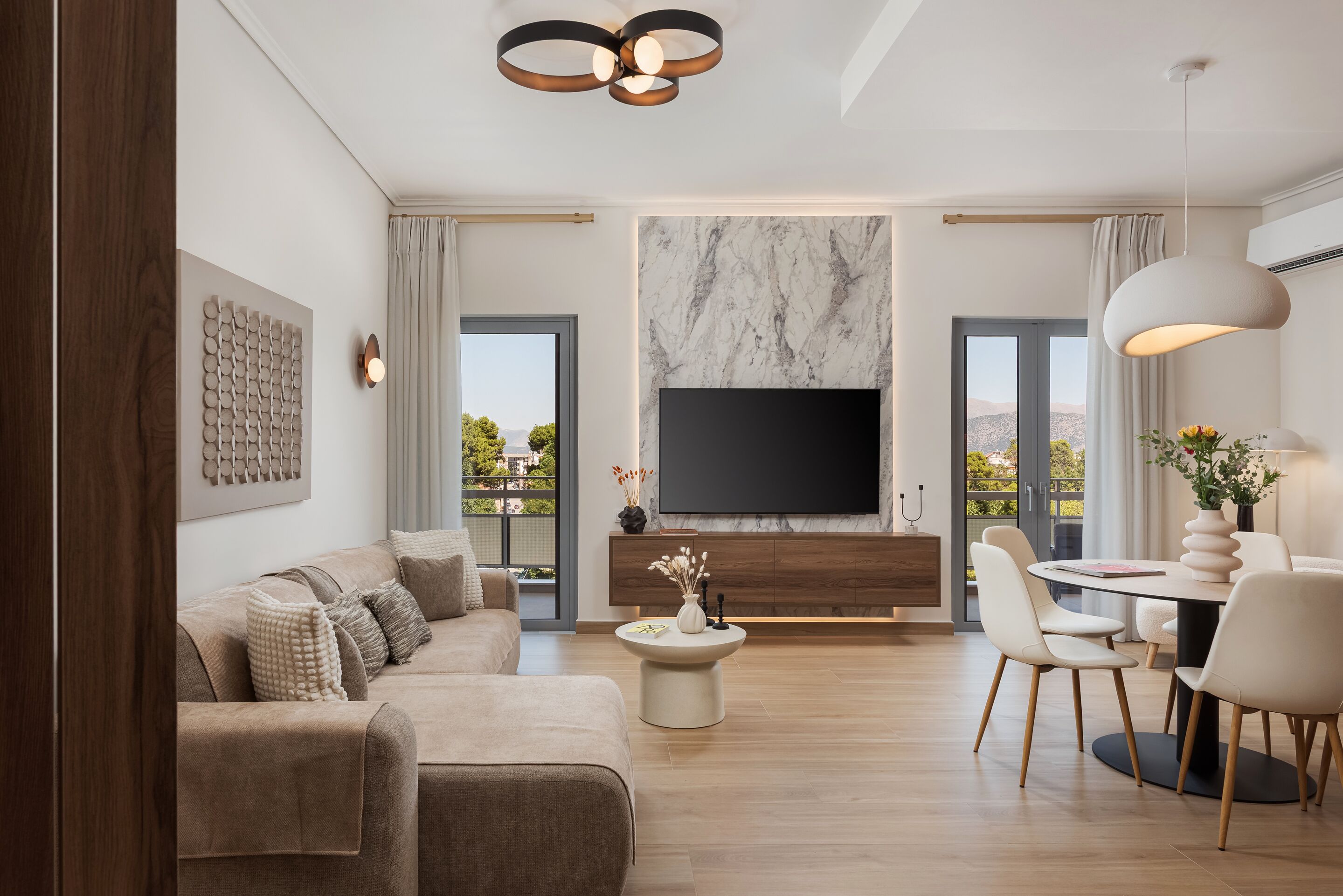 Una sala de estar moderna con sofá, mesa de centro y comedor.