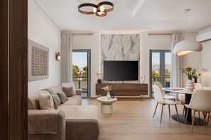En moderne stue med sofa, sofabord og spiseplads.