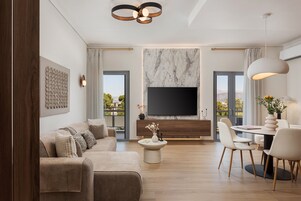 Una sala de estar moderna con sofá, mesa de centro y comedor.