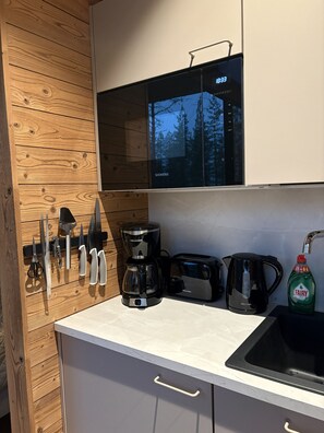 Keittiössä on kahvinkeitin, leivänpaahdin, vedenkeitin ja Siemensin jääkaappi.
