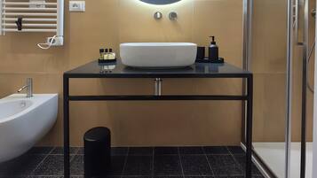 Dusche, Haartrockner, Handtücher