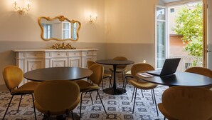 A room with a dining area, a large mirror, and a laptop on a table. - Il Vicolo Spacious Room in the Village – Experience Village Charm with Style (Castagneto Carducci)