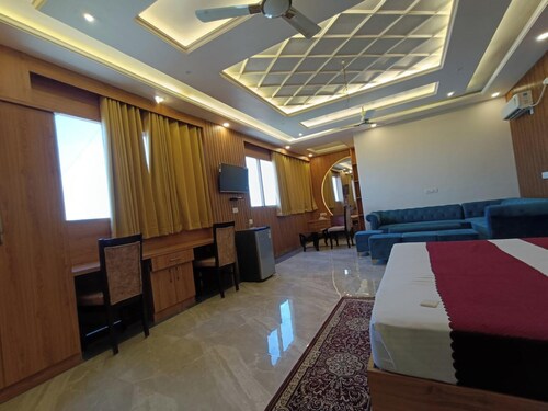 Grand Maurya Siwan Near Station Rd