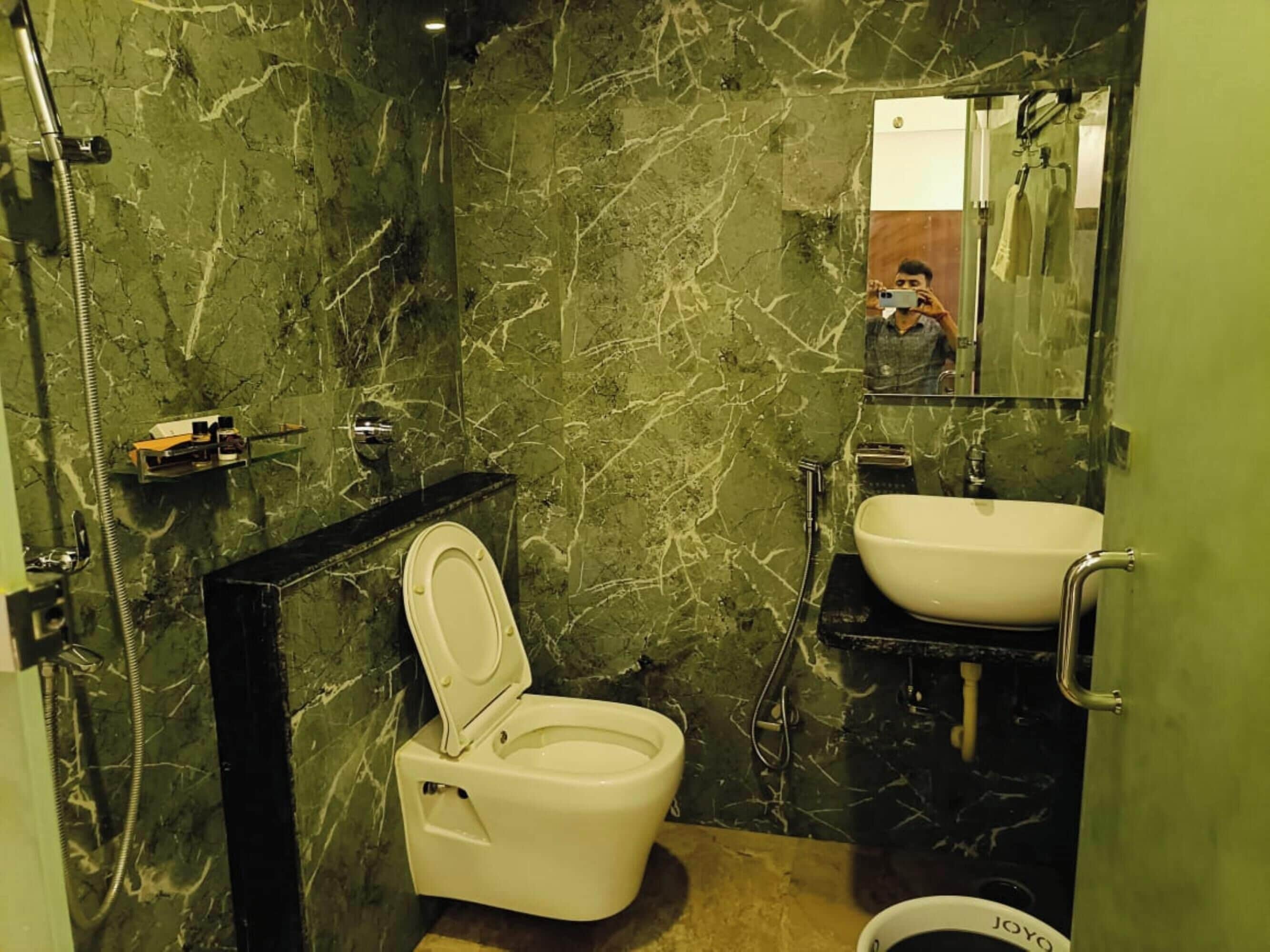 Signature Double Room, City View | Bathroom | Shower, free toiletries, towels