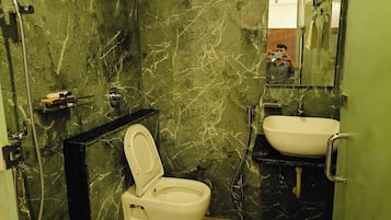 Quarto casal com design assinado, vista para a cidade | Banheiro | Chuveiro, produtos de toalete grátis, toalhas de banho