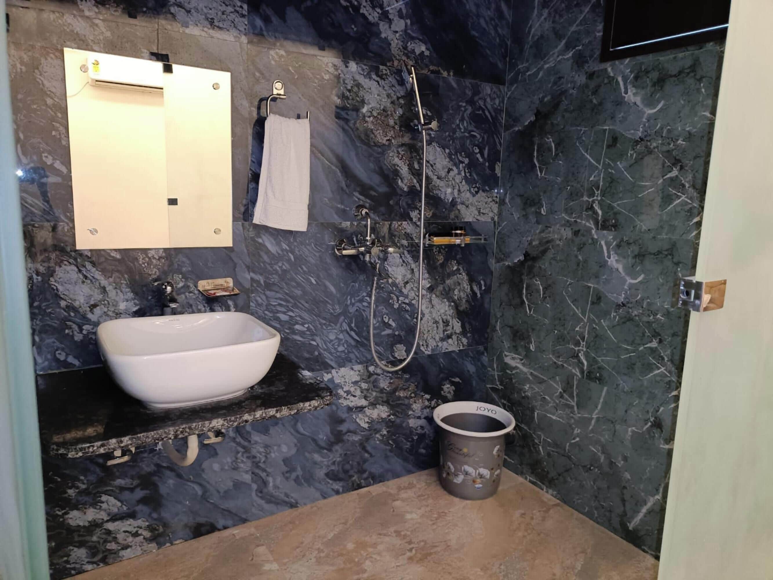 Shower, free toiletries, towels