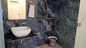 Shower, free toiletries, towels