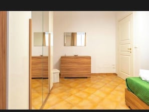 1 chambre, fer et planche à repasser, accès au Wi-Fi (inclus)