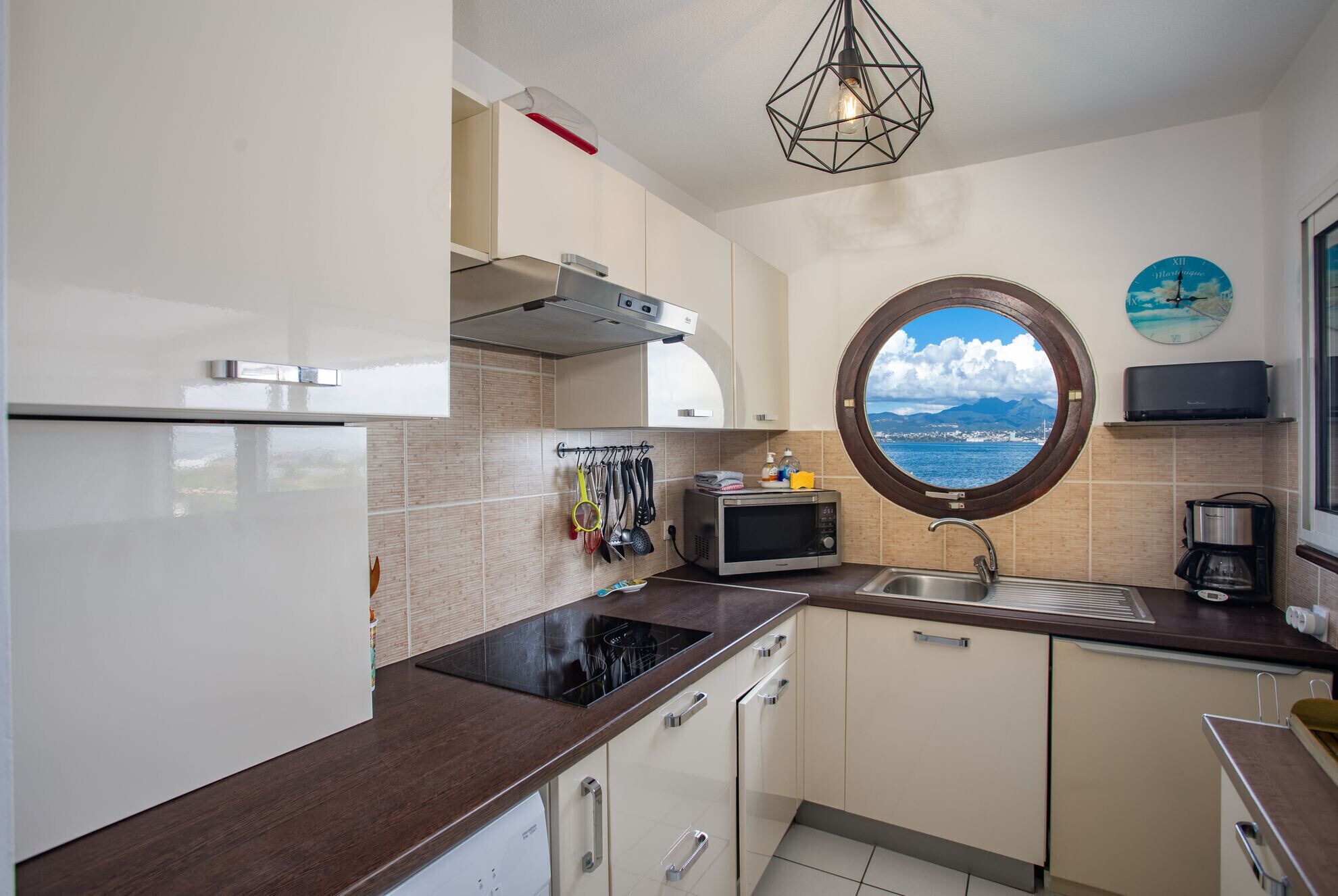 Wasserkocher mit Kaffee-/Teezubehör, Kühlschrank, Mikrowelle, Ofen