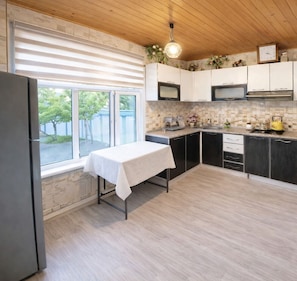 Private kitchen - Skyline Fairy Garden , Private 3BR , City Center (Qəbələ)