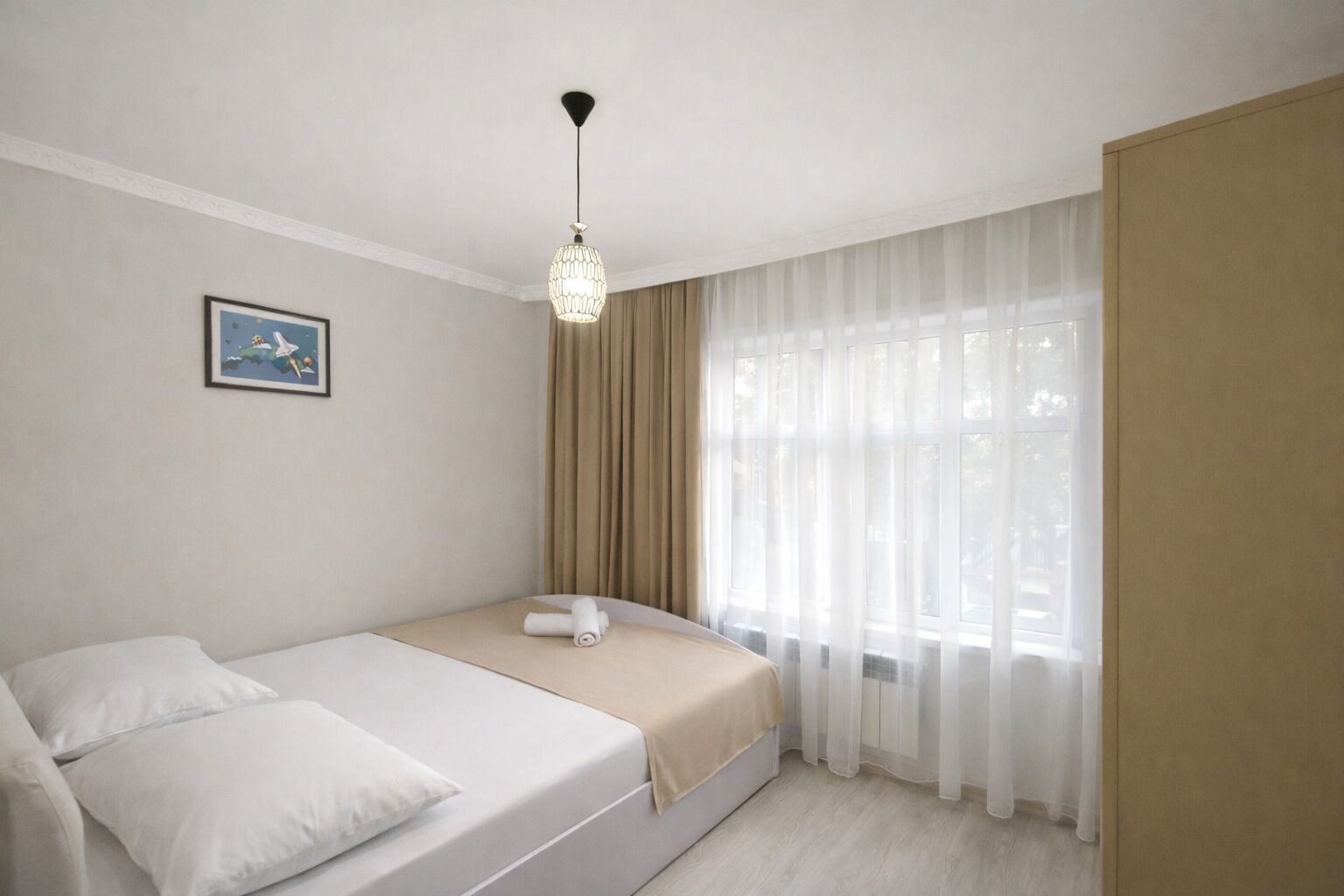 3 habitaciones, tabla de planchar con plancha, wifi y ropa de cama 