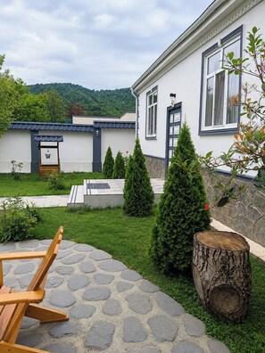 A modern house with a stone pathway leading to a wooden bench. - Skyline Fairy Garden , Private 3BR , City Center (Qəbələ)