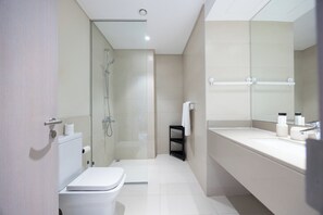 Ein modernes Badezimmer mit Toilette, Dusche und Waschtisch.